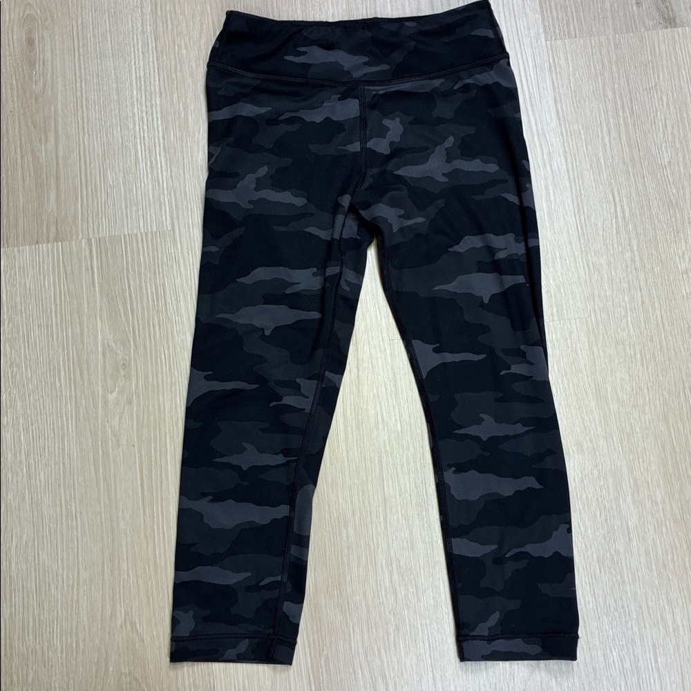 Athleta Girl Black Camouflage Printed Chit Chat Capri Leggings M 8/10